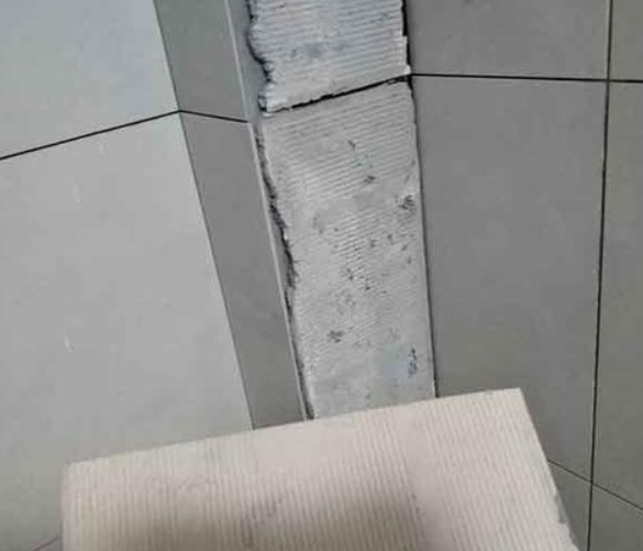 隆化瓷砖空鼓维修公司分享下厨房瓷砖脱落的补救措施。